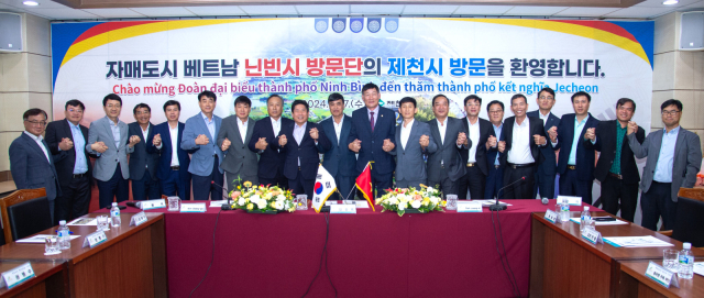 김창규 제천시장과 딘반트 베트남 닌빈시 시장 등 자매도시 방문단이 2025제천국제천연물산업엑스포 성공개최를 위한 사업설명회를 갖고 있다. 제천시 제공