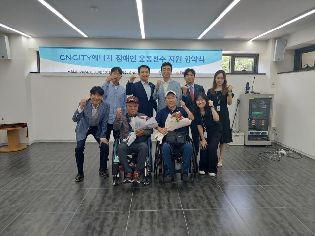 CNCITY에너지는 6일 장애인 론볼 운동선수를 소속 직원으로 채용하고, 전문적인 트레이닝과 재활 관리를 위해 스포머스(대표 정준호)와 협약을 체결했다. CNCITY에너지 제공