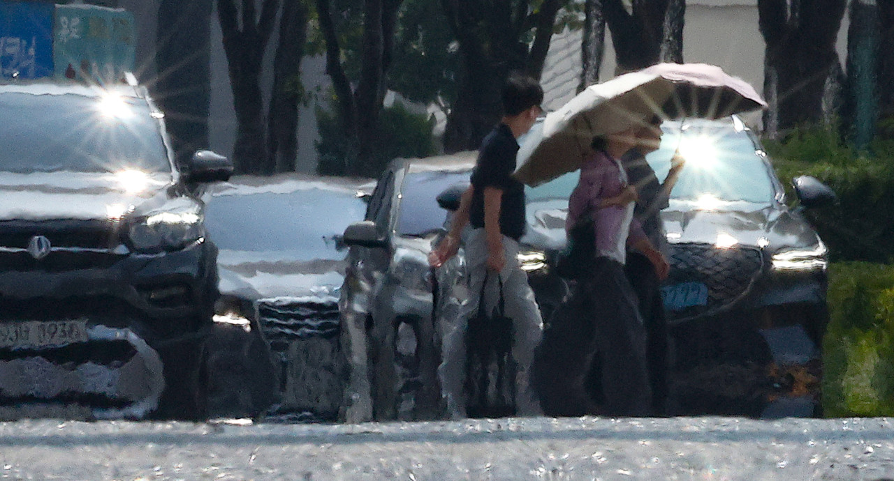 무더위가 이어진 5일 대구 중구 반월당사거리 인근 달구벌대로에서 시민들이 열기로 가득한 횡단보도를 건너고 있다. 2024.8.5 사진=연합뉴스. 