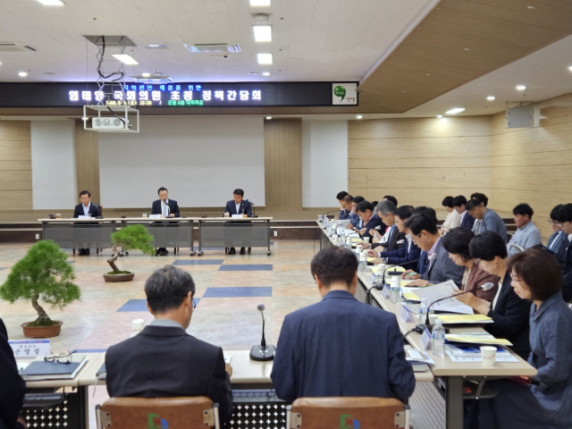 충북 단양군은 2025년 정부예산 확보를 위한 엄태영 국회의원 초청, 정책간담회 개최했다. 청책 간담회 모습. 단양=이상복 기자