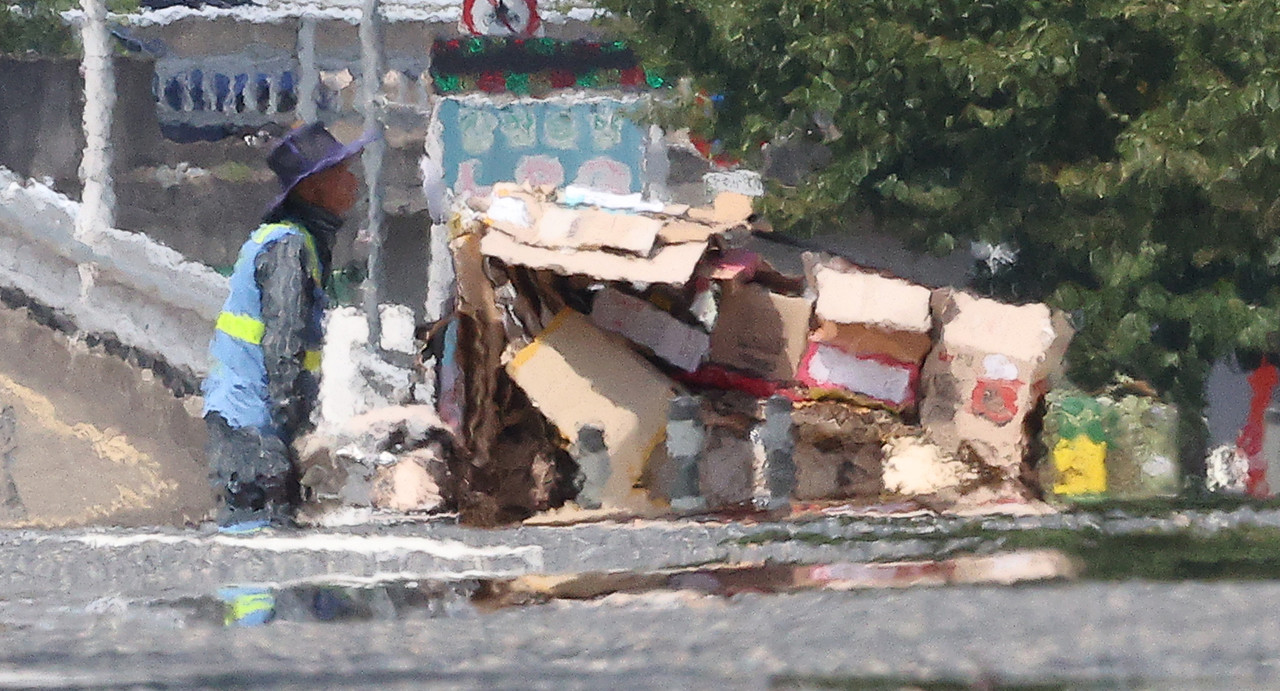 전국 대부분 지역에 폭염 특보가 이어진 9일 대구 수성구 상동 무학로에서 한 어르신이 폐지를 쌓은 리어카를 끌고 열기로 가득한 도로를 건너고 있다. 2024.8.9 사진=연합뉴스.