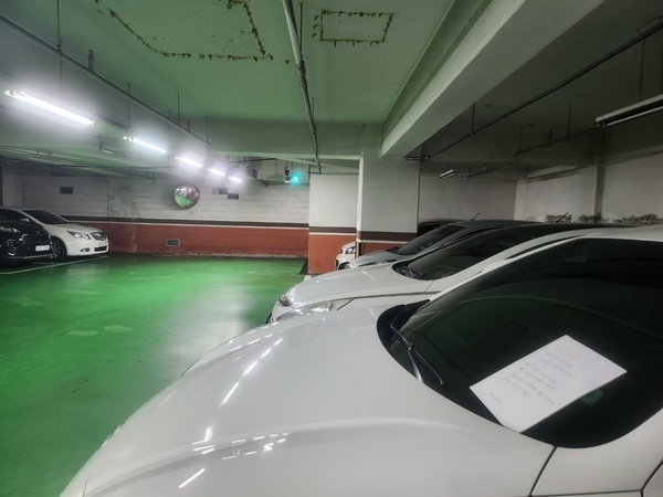 ▲ 인천의 한 아파트 지하주차장에서 벤츠 전기차에 불이 나 지하주차장에 있던 차량 140여대가 피해를 입는 등 전국에서 전기차 화재가 잇따르자 청주의 한 건물 지하주차장에 주차된 전기자동차에 옥외주차장 이용을 권고하는 안내문이 붙어 있다. 김진로 기자 kjr6040@cctoday.co.kr