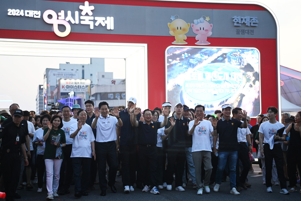 2024 대전 0시 축제 개막일인 9일 대전 중구 중앙로 일원에서 이장우 대전시장과 파리올림픽 펜싱 금메달리스트 오상욱·박상원 선수 등이 거리 퍼레이드에 참여하고 있다. 김주형 기자 kjh2667_@cctoday.co.kr