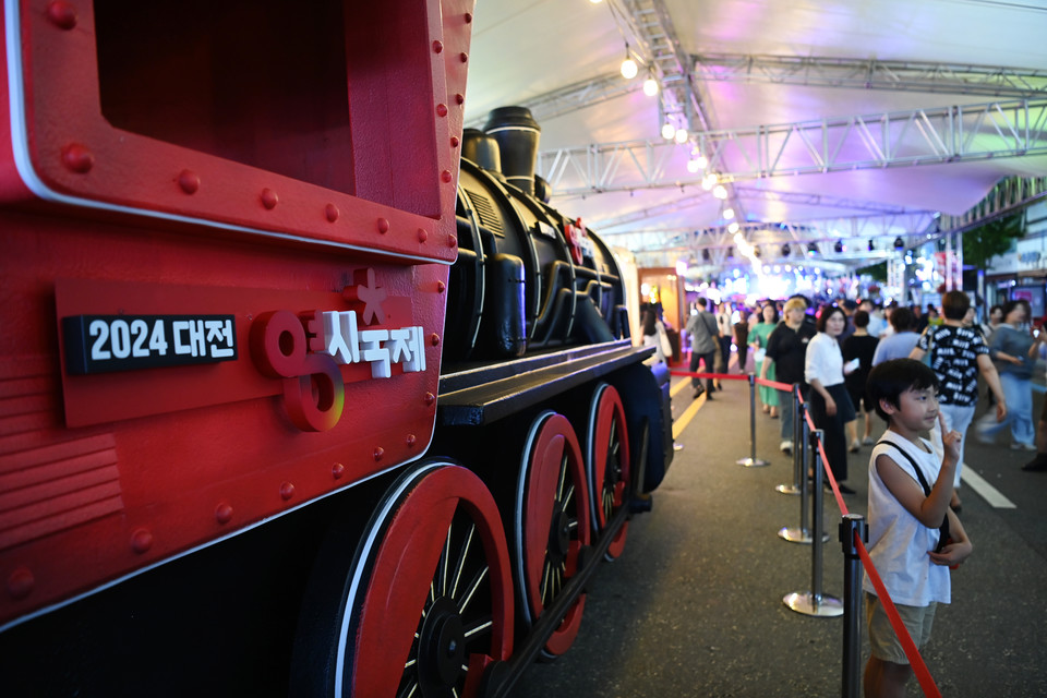 2024 대전 0시 축제 개막일인 9일 대전 중구 중앙로 일원에서 시민들이 0시 축제 기관차 앞에서 기념촬영을 하고 있다. 김주형 기자 kjh2667_@cctoday.co.kr