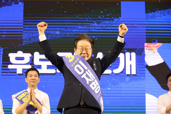 11일 오후 대전 서구 배재대 스포렉스홀에서 열린 더불어민주당 당 대표·최고위원 후보자 합동연설회에서 이재명 당 대표 후보가 당원들에게 인사하고 있다. 사진=연합뉴스 제공