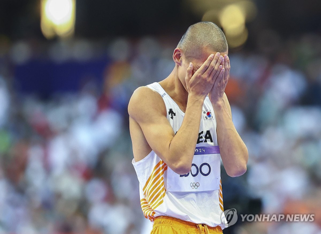 대전 출신의 우상혁(용인시청)이 2024 파리 올림픽 높이뛰기 결승에서 2.31m를 넘지 못해 안타까워 하고 있다. 사진 연합뉴스 제공