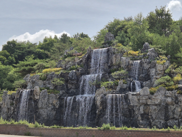 괴강폭포가 준공되어 그 모습을 드러냈다. 괴산군 제공