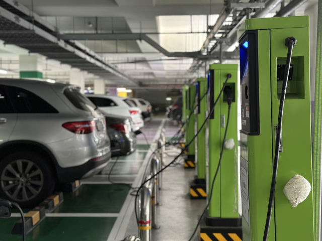 12일 오전 대전 유성구 상대동의 한 아파트 전기차 충전 시설에서 입주민 차량들이 충전을 하고 있다. 사진=함성곤 기자.