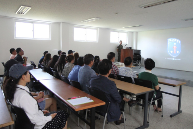 ▲참석자들이 육군훈련소 입소대대를 방문, 훈련소를 소개하는 영상을 시청하고 있다.