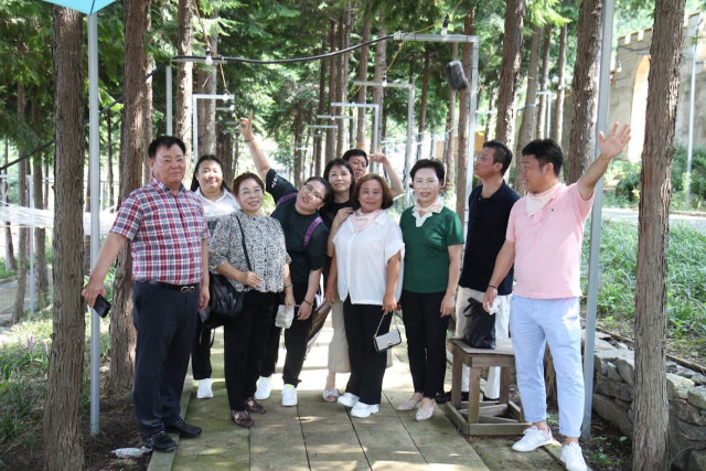 ▲참석자들이 '좋은마음 힐링숲'에서 힐링 체험을 하고 있는 모습.