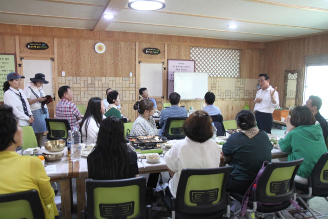 ▲민주평통 대행기관장인 백성현 시장이 평통자문위원과 탈북민들에게 논산시의 비젼과 위로를 전하고 있다.