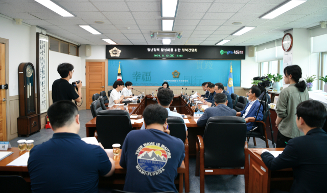 옥천군의회는 지난 12일 청년 지원 정책에 대한 현장 목소리를 듣기 위해 정책간담회를 개최했다.(사진/옥천군의회 제공)