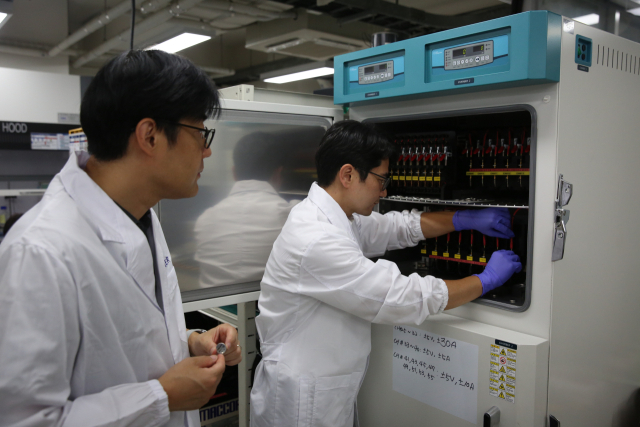 한국에너지기술연구원은 영하 20도의 혹한에서도 안정적으로 작동하는 이차전지용 금속-유기 하이브리드 전극 소재를 개발했다고 13일 밝혔다. 한국에너지기술연구원 제공