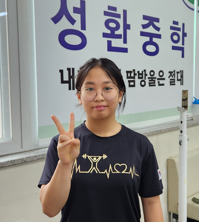 천안성환중학교 2학년 정혜담 선수가 최근 학교 역도장에서 진행된 기자외의 인터뷰를 마치고 사진 촬영 요청에 응하고 있다. 사진=이재범 기자.