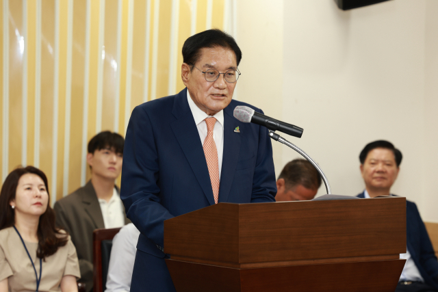 제천시의회가 최명현 한방재단 이사장 후보 적격 통보했다. 사진은 인사청문회에서 답하고 있는 최명현 이사장 후보. 제천시의회 제공