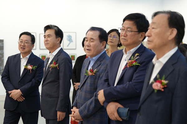 14일 DCC 제2전시관에서 진행된 K-아트페어대전 VIP개막식에서 이장우 대전시장, 김태흠 충남지사, 김지철 충남교육감, 최교진 세종시교육감, 설동호 대전시교육감이 작품을 감상하고 있다.사진=윤소리 기자