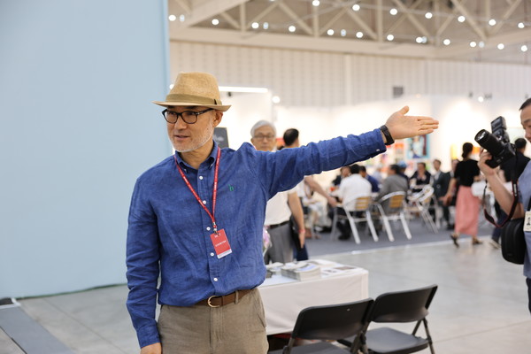 14일 충청투데이가 주최한 K-아트페어 대전 개막식이 대전컨벤션센터 제2전시장서 열렸다. 문재필 작가가 작품을 설명하고 있는 모습.