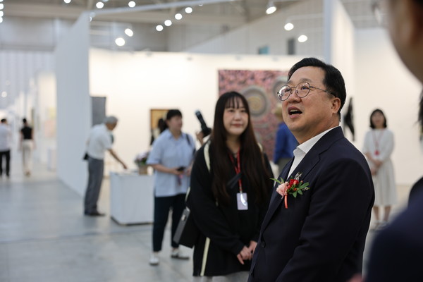 14일 충청투데이가 주최한 K-아트페어 대전 개막식이 대전컨벤션센터 제2전시장서 열렸다. 사진은 이장우 대전시장의 모습.