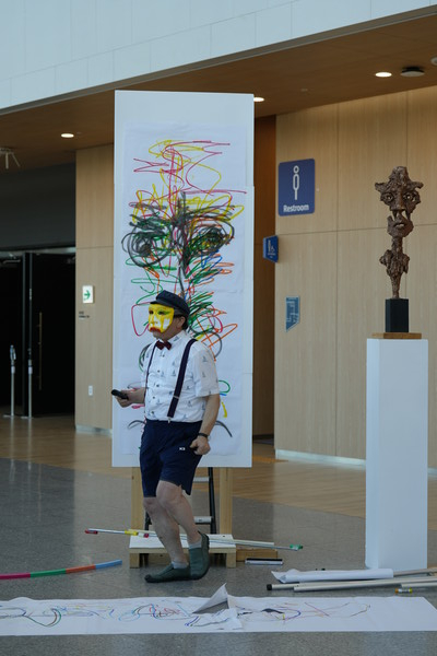 14일 DCC 제2전시관에서 열린 2024 K-아트페어대전 VIP 개막식 오프닝 공연에서 한 관객이 이상돈 작가의 드로잉쇼를 촬영하고 있다.