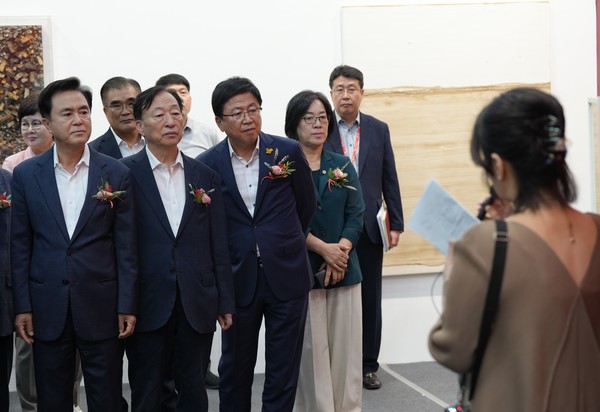 김태흠 충남지사, 설동호 대전시교육감, 최교진 세종시교육감 14일 K-아트페어 대전 VIP 개막식에서 진행된 도슨트투어에 참여하고 있다.