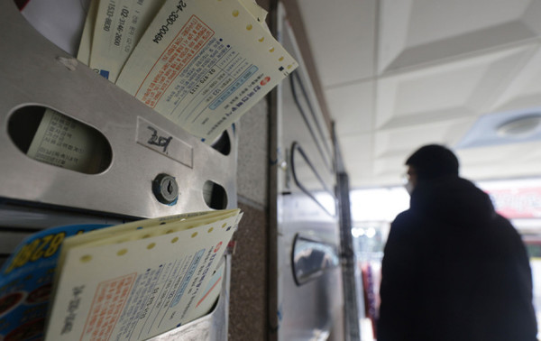 시내의 한 빌라 우편함에 전기요금 청구서가 꽂혀있다. 사진=연합뉴스