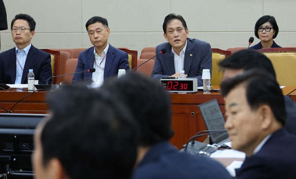 14일 오전 국회에서 열린 과학기술정보방송통신위원회의 '불법적 방송문화진흥회 이사 선임 등 방송장악 관련' 청문회에 참석한 방송통신위원회 김태규 부위원장이 의원 질의에 답하고 있다. 사진=연합뉴스 제공