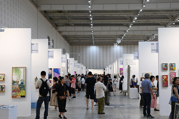 15일 대전컨벤션센터 제 2전시장에서 열린 2024 K-아트페어 대전을 찾아온 시민들이 전시된 작품들을 관람하고 있다. 김주형 기자 kjh2667_@cctoday.co.kr