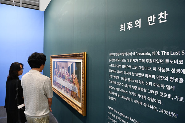 15일 대전컨벤션센터 제 2전시장에서 열린 2024 K-아트페어 대전을 찾아온 시민들이 전시된 작품들을 관람하고 있다. 김주형 기자 kjh2667_@cctoday.co.kr