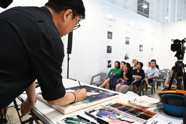 15일 대전컨벤션센터 제 2전시장에서 열린 2024 K-아트페어 대전에서 정훈성 작가가 ART TALK를 진행하고 있다. 김주형 기자 kjh2667_@cctoday.co.kr