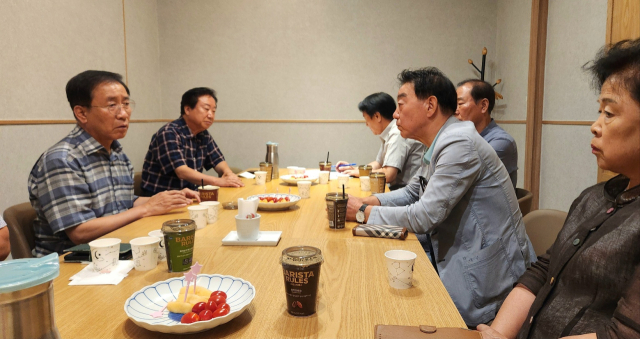 단양지역 사회·단체로 구성된 댐 건설반대범군민비상대책위가 결성돼 환경부의 단양천 댐 건설 추진에 강력히 반대하고 나섰다. 사진은 지난 14일 김문근 단양군수가 지역 기관단체장들과 댐 건설 반대 간담회를 갖고 있다. 단양군 제공