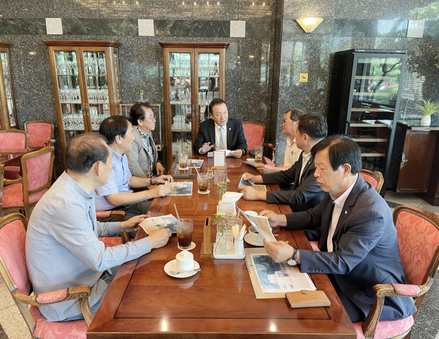 최근 엄태영 국회의원과 조성룡 단양군의원을 비롯해 이상훈 단양군의회 의장, 이종범 신단양지역개발회장, 오창수 단양군새마을회장, 최순철 단양군이장연합회장, 이종욱 단성면이장협의회장 등이 참석해 간담회를 갖고 있다. 엄태영 국회의원실 제공