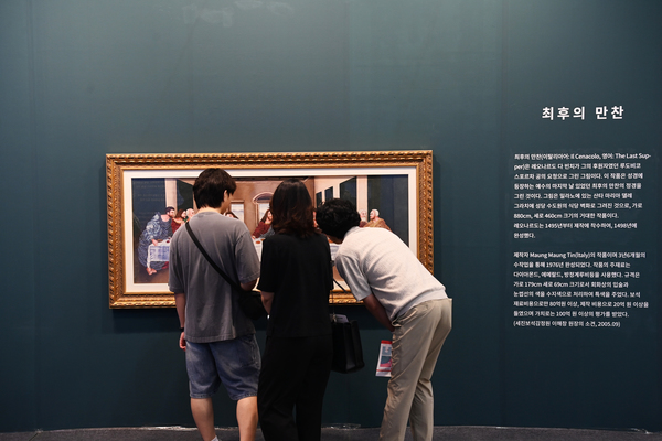 15일 대전컨벤션센터 제 2전시장에서 열린 2024 K-아트페어 대전을 찾아온 시민들이 전시된 작품들을 관람하고 있다. 김주형 기자 kjh2667_@cctoday.co.kr