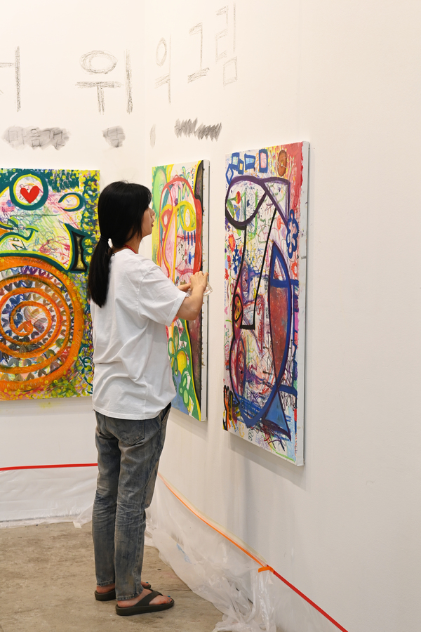 17일 대전컨벤션센터 제2전시장에서 열린 2024 K-아트페어 대전에서 임혁필 작가가 아트토크를 진행하고 있다. 김주형 기자 kjh2667_@cctoday.co.kr