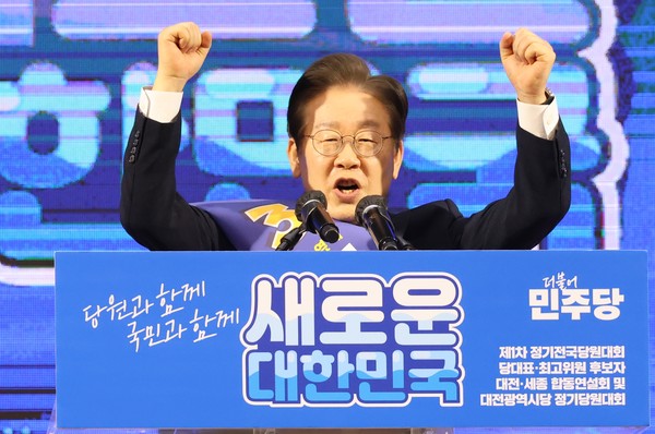 11일 오후 대전 서구 배재대 스포렉스홀에서 열린 더불어민주당 당 대표·최고위원 후보자 합동연설회에서 이재명 당 대표 후보가 정견 발표하는 모습. 사진=연합뉴스 제공