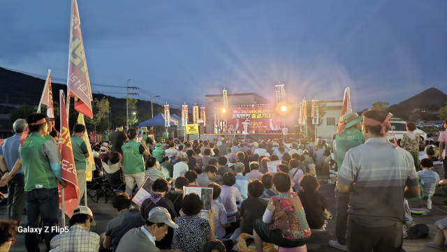 지난 18일 오후 7시 제천 송학면 사회인야구장 주차장에서 주민 700여명이 참석해 의료폐기물 소각시설을 송학면 장곡리 설치를 반대한다며 집회를 갖고 있다. 제천=이상복 기자