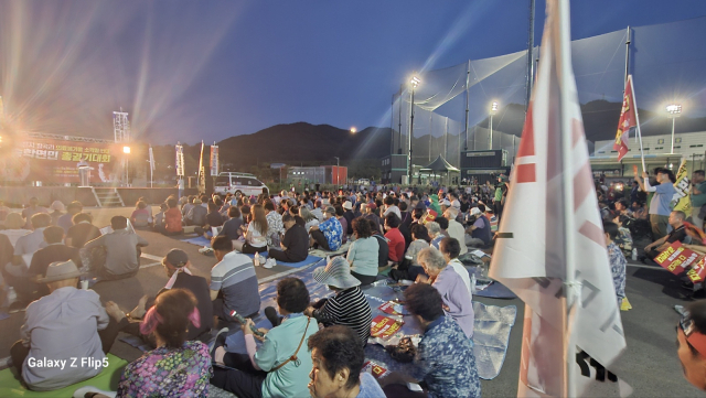 지난 18일 오후 7시 제천 송학면 사회인야구장 주차장에서 주민 700여명이 참석해 의료폐기물 소각시설을 송학면 장곡리 설치를 반대한다며 집회를 갖고 있다. 제천=이상복 기자