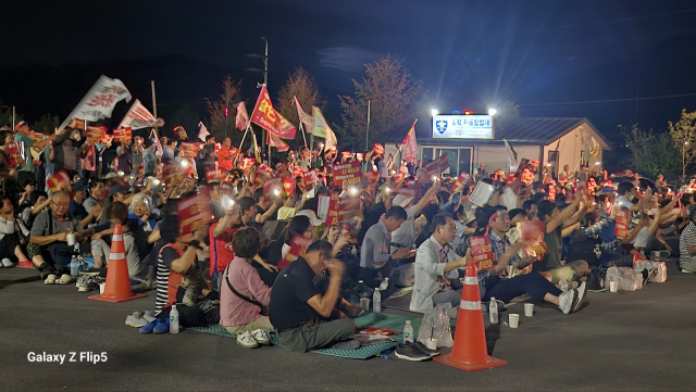 지난 18일 오후 7시 제천 송학면 사회인야구장 주차장에서 주민 700여명이 참석해 의료폐기물 소각시설을 송학면 장곡리 설치를 반대한다며 집회를 갖고 있다. 제천=이상복 기자