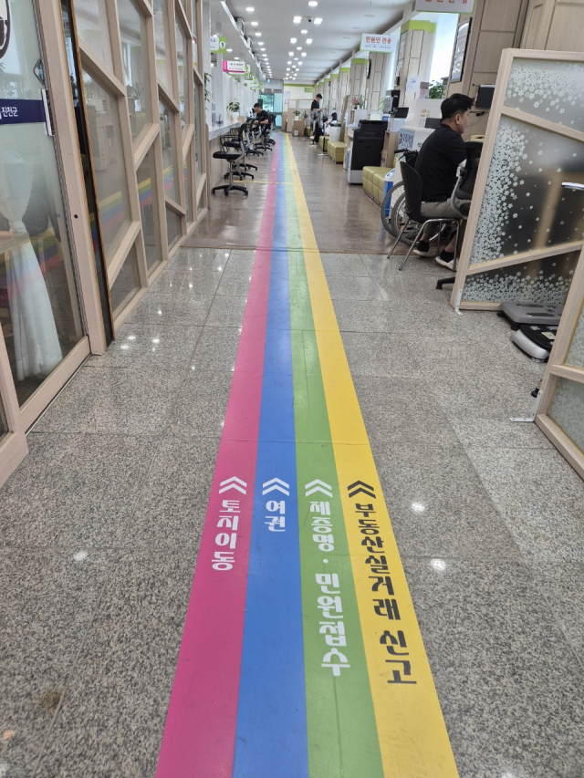 진천군 민원실에 설치된 민원유도선. 진천군 제공