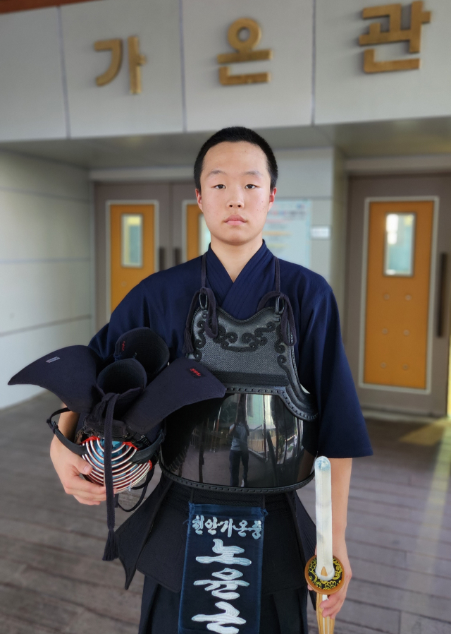 천안가온중학교 검도부 노윤근 학생이 최근 기자와의 인터뷰를 마치고 사진촬영을 하고 있다. 사진=이재범 기자.