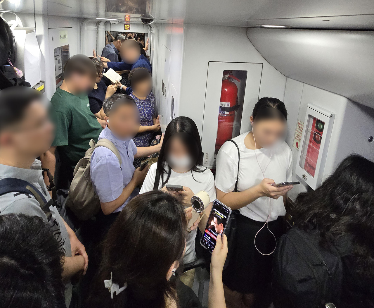 KTX 열차 궤도 이탈 여파로 열차가 줄줄이 지연된 18일 오후 서울행 KTX 열차 내부가 승객들로 붐비고 있다. 2024.8.18 사진=연합뉴스. 