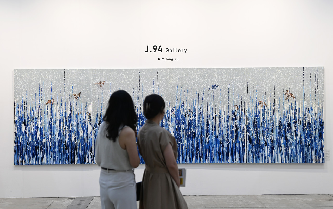 17일 대전컨벤션센터 제2전시장에서 열린 2024 K-아트페어 대전에서 시민들이 작품을 관람하고 있다. 김주형 기자 kjh2667_@cctoday.co.kr