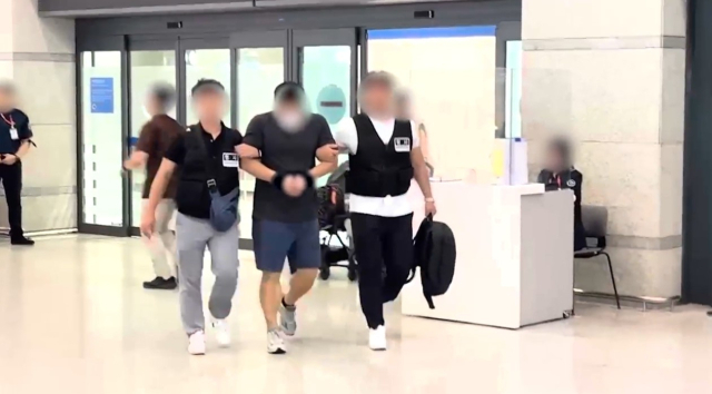 50억원 상당의 마약류를 판매한 혐의를 받는 총책 A(45) 씨가 국내로 송환되는 모습. 대전경찰청 제공