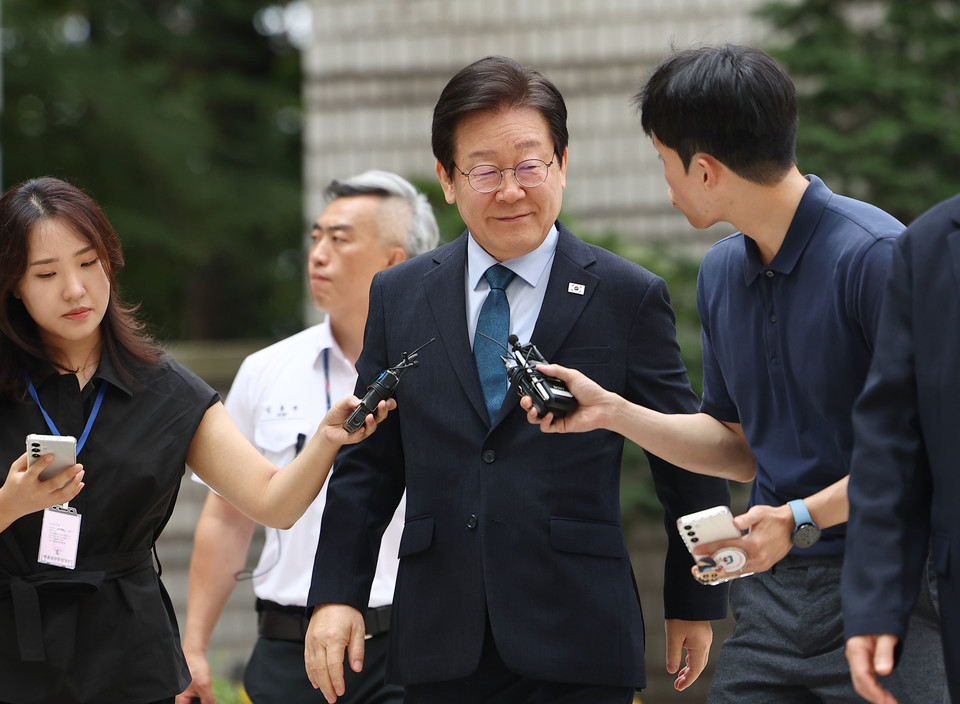 더불어민주당 이재명 대표가 20일 오전 서울 서초구 서울중앙지법에서 열린 '대장동 배임·성남FC 뇌물' 관련 1심 속행 공판에 출석하고 있다. 2024.8.20 사진=연합뉴스. 