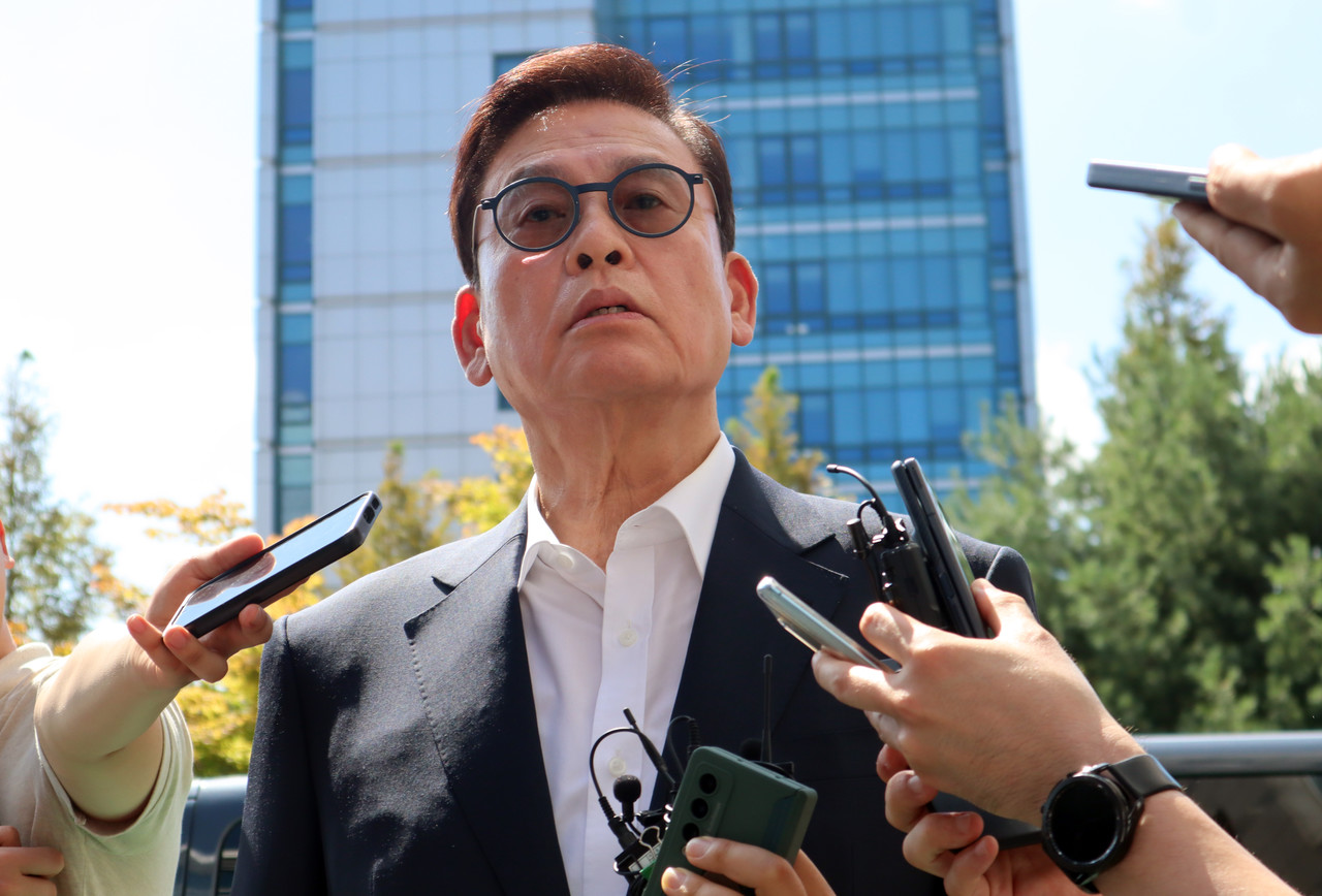 지역 자영업자로부터 돈 봉투를 수수했다는 의혹으로 구속영장이 청구된 정우택 전 국회의원이 19일 오후 영장실질심사에 출석해 취재진 질문에 답하고 있다. 2024.8.19사진=연합뉴스.