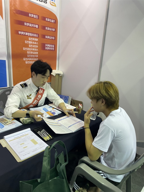 ▲ 예산군학교밖청소년지원센터 대학 입시 컨설팅 모습. 예산군사회복지협의회 제공