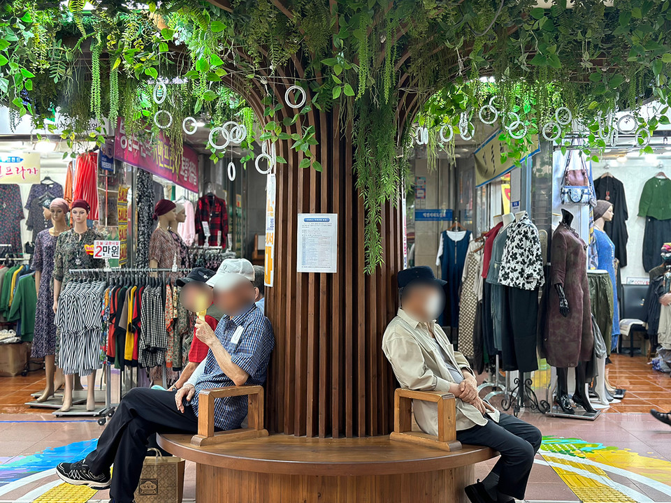 20일 오후 대전 지하상가에 마련된 의자에서 노인들이 더위를 피해 모여 앉아 있다. 사진=함성곤 기자