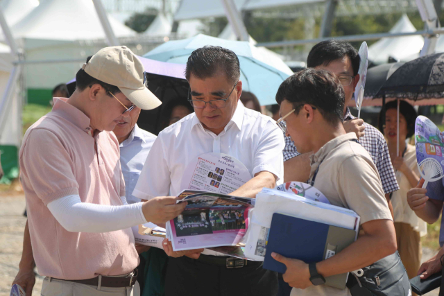 김기웅 서천군수가 장항 맥문동 축제장를 찾아 사전 점검을 하고 있다.사진=서천군 제공.
