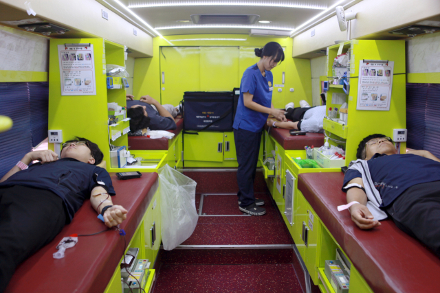 미래엔서해에너지 ‘사랑의 헌혈캠페인’에 직원들이 참여하고 있다. 사진=미래엔서해에너지 제공