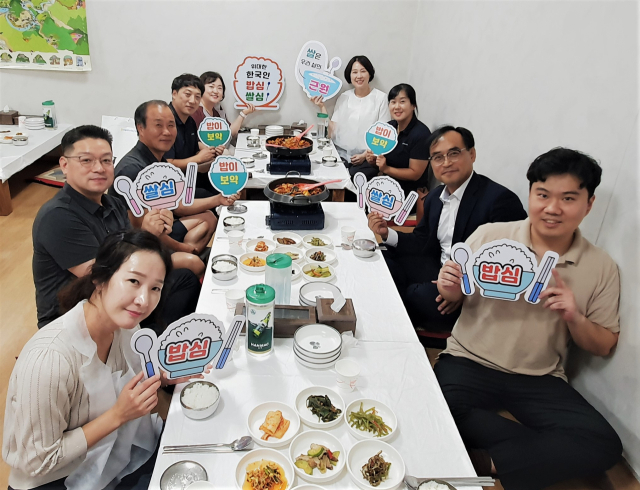 NH농협단양군지부 김재선 지부장과 단양소백농협 김성환 전무 등이 아침밥을 먹으며 아침밥 먹기 운동을 펼치고 있다. NH농협단양군지부 제공