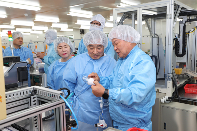 송기섭 진천군수가 진천읍 소재 의료기기 전문기업인 ㈜우영메디칼 현장을 방문한 모습. 진천군 제공